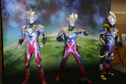 画像ギャラリー No.014のサムネイル画像 / 「ウルトラマン カードゲーム」の発売開始記念イベントをレポート。「ウルトラマンティガ」のマドカ・ダイゴ役を演じた長野 博さんがサプライズ登壇