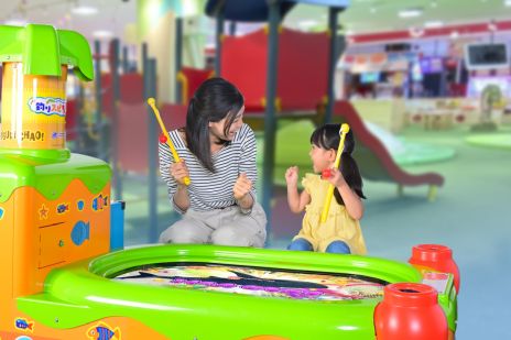 画像ギャラリー No.007のサムネイル画像 / 3歳から楽しめるアーケードゲーム「釣りスピちゃお！」，本日から順次稼働。保護者はお手本を見せながら一緒に遊べる