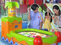 3歳から楽しめるアーケードゲーム「釣りスピちゃお！」，本日から順次稼働。保護者はお手本を見せながら一緒に遊べる