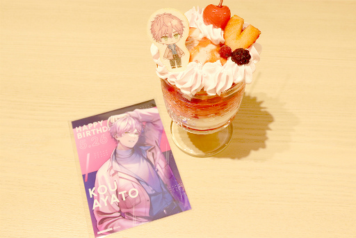 画像ギャラリー No.003のサムネイル画像 / 綾戸 恋と祠堂恭耶の誕生日を祝う特別なスイーツも期間限定で登場。「ブレイクマイケース」コラボカフェがcoly cafe! 池袋PARCO店で開催中
