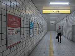 「8番出口」続編のゲーム内に広告を掲示したい個人/法人の募集を開始。広告費用は無料で，広告に異変が生じる場合もある