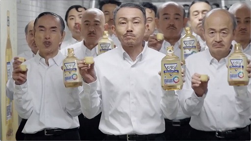 画像ギャラリー No.001のサムネイル画像 / アース製薬が「8番出口」をパロディ。“お口クチュクチュ”しながら大量のおじさんが迫ってくる新CMを公開