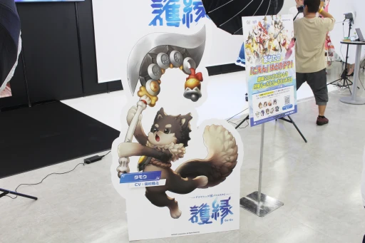 画像ギャラリー No.004のサムネイル画像 / 「護縁」ブースにユッシ・ユキに扮したコスプレイヤーが登場。プロカメラマンによる撮影サービスも行われた“Ultra acosta！”レポート