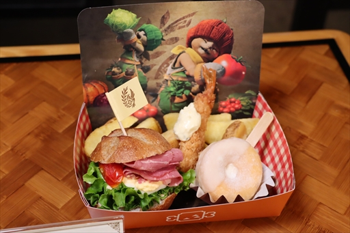 画像ギャラリー No.008のサムネイル画像 / USJ×「モンスターハンターワイルズ」コラボが期間限定で開催中。獣人族モリバーのアジトをモチーフにしたコラボレストランと，ARスタンプラリーを体験してきた