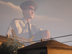 ［GDC 2024］巨人警官との会話を通して脱出を図る「Militsioner」を紹介。巨大な指で摘まみ上げられてきた