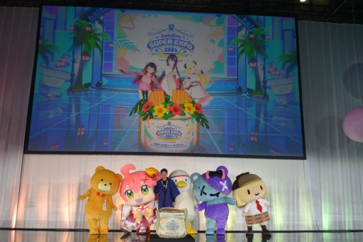 画像ギャラリー No.001のサムネイル画像 / 「hololive SUPER EXPO 2024」フォトレポート。幕張メッセに出現した“ホロライブアイランド”にファン達が集結