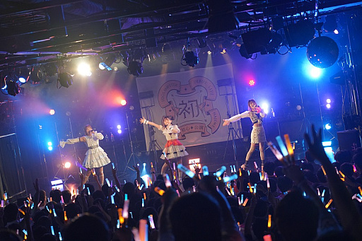 画像ギャラリー No.003のサムネイル画像 / 「学園アイドルマスター」初のライブツアー。花岩香奈さん，伊藤舞音さん，薄井友里さんが出演した「初心公演」の配信視聴レポート