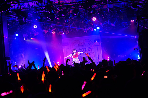 画像ギャラリー No.011のサムネイル画像 / 「学マス」ライブ配信レポート。陽高真白さん,長月あおいさん,春咲 暖さん出演の「初陣公演」,堂々のパフォーマンスでツアーのラストを飾る