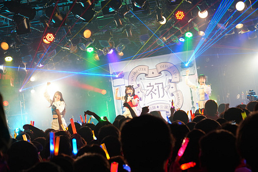 画像ギャラリー No.021のサムネイル画像 / 「学マス」ライブ配信レポート。陽高真白さん,長月あおいさん,春咲 暖さん出演の「初陣公演」,堂々のパフォーマンスでツアーのラストを飾る