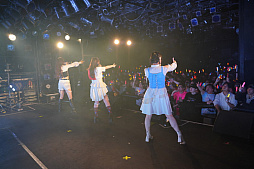 画像ギャラリー No.027のサムネイル画像 / 「学マス」ライブ配信レポート。陽高真白さん,長月あおいさん,春咲 暖さん出演の「初陣公演」,堂々のパフォーマンスでツアーのラストを飾る