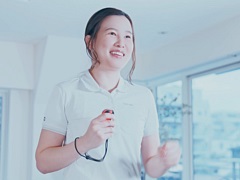 「おうちでゴルフ練習　パターうまくな〜る！」，Web CMを公開。アマチュアゴルファーとして大会出場経験もある女優・手塚あいりさんを起用