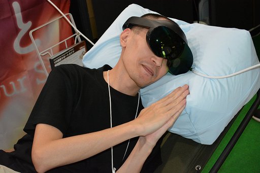 画像ギャラリー No.006のサムネイル画像 / VRゴーグルをつけたまま寝る「V睡」用のまくら「ぶいすいーと」を使い比べてみました。添い寝するなら横向きがいいなぁ［TGS2025］