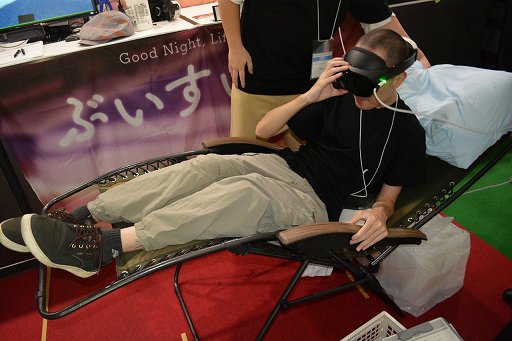 画像ギャラリー No.007のサムネイル画像 / VRゴーグルをつけたまま寝る「V睡」用のまくら「ぶいすいーと」を使い比べてみました。添い寝するなら横向きがいいなぁ［TGS2025］