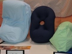 VRゴーグルをつけたまま寝る「V睡」用のまくら「ぶいすいーと」を使い比べてみました。添い寝するなら横向きがいいなぁ［TGS2025］