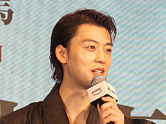 「龍が如く〜Beyond the Game〜」の世界配信決定記者会見をレポート。主演の竹内涼真さんと武 正晴監督が，桐生一馬への思いや撮影現場でのエピソードなどを明かした
