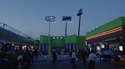 画像ギャラリー No.002のサムネイル画像 / 実写ドラマ「龍が如く 〜Beyond the Game〜」のメイキング映像「神室町徹底解剖」公開。関東郊外に製作された巨大セットの裏側を紹介