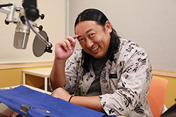 画像ギャラリー No.002のサムネイル画像 / 「龍が如く8外伝 Pirates in Hawaii」,料理人兼用心棒マサル・フジタを演じる秋山竜次さん(ロバート)のインタビュー映像が公開に