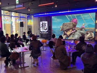 画像ギャラリー No.002のサムネイル画像 / 「龍が如く」ファンミーティングを2年ぶりに開催。第1部は新宿・歌舞伎町を練り歩きながら，グッズ自動販売機のお披露目ツアーを実施