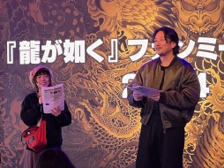 画像ギャラリー No.003のサムネイル画像 / 「龍が如く」ファンミーティングを2年ぶりに開催。第1部は新宿・歌舞伎町を練り歩きながら，グッズ自動販売機のお披露目ツアーを実施