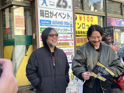 画像ギャラリー No.010のサムネイル画像 / 「龍が如く」ファンミーティングを2年ぶりに開催。第1部は新宿・歌舞伎町を練り歩きながら，グッズ自動販売機のお披露目ツアーを実施
