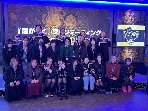 画像ギャラリー No.022のサムネイル画像 / 「龍が如く」ファンミーティングを2年ぶりに開催。第1部は新宿・歌舞伎町を練り歩きながら，グッズ自動販売機のお披露目ツアーを実施