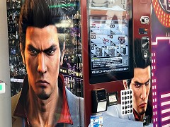 「龍が如く」ファンミーティングを2年ぶりに開催。第1部は新宿・歌舞伎町を練り歩きながら，グッズ自動販売機のお披露目ツアーを実施
