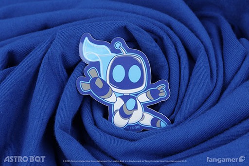 画像ギャラリー No.003のサムネイル画像 / 「アストロボット」のコラボTシャツ，ピンバッジが登場。おなじみ「アストロ」がデザインされ，ピンバッジは2種類の絵柄に変化する