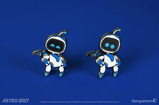 画像ギャラリー No.004のサムネイル画像 / 「アストロボット」のコラボTシャツ，ピンバッジが登場。おなじみ「アストロ」がデザインされ，ピンバッジは2種類の絵柄に変化する