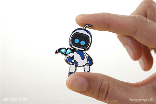 画像ギャラリー No.005のサムネイル画像 / 「アストロボット」のコラボTシャツ，ピンバッジが登場。おなじみ「アストロ」がデザインされ，ピンバッジは2種類の絵柄に変化する