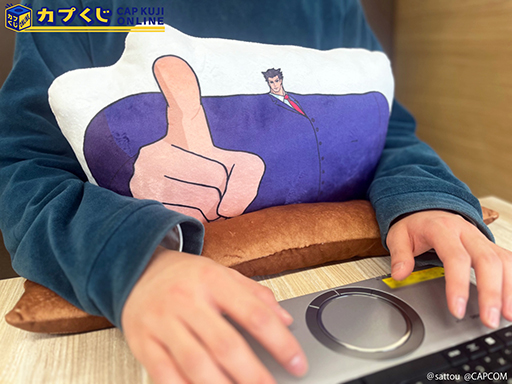 画像ギャラリー No.006のサムネイル画像 / 成歩堂，御剣，王泥喜たちが“でかすぎる肩幅”で登場。「カプくじオンライン」sattou氏と「逆転裁判」シリーズのコラボ商品を発売