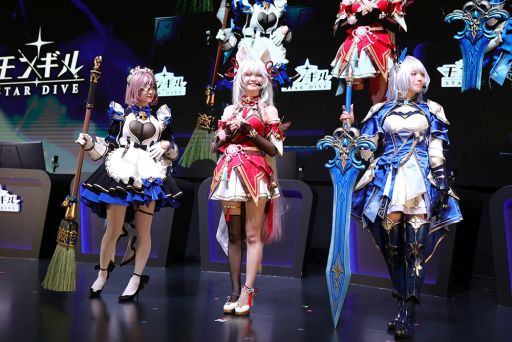 画像ギャラリー No.005のサムネイル画像 / 華やかなコスプレイヤーと巨大ニャンコに注目！　「モンギル：STAR DIVE」ブースをレポート［TGS2025］【PR】