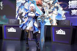 画像ギャラリー No.015のサムネイル画像 / 華やかなコスプレイヤーと巨大ニャンコに注目！　「モンギル：STAR DIVE」ブースをレポート［TGS2025］【PR】