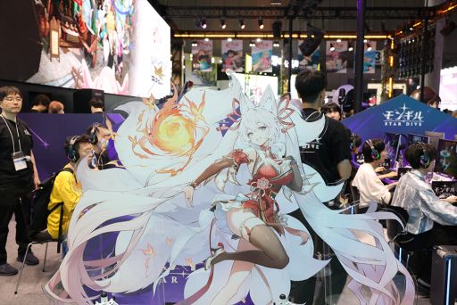 画像ギャラリー No.027のサムネイル画像 / 華やかなコスプレイヤーと巨大ニャンコに注目！　「モンギル：STAR DIVE」ブースをレポート［TGS2025］【PR】