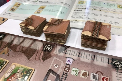 画像ギャラリー No.008のサムネイル画像 / ［プレイレポ］発売前に重版が決定した話題作「トロッコタウン」を試遊してきた。資源の生産・加工・消費のループを構築するタイル配置ボドゲ