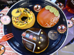 誕生日を控えたパックマンが，渋谷のドーナツ店で1日店長を務める。「パックマン」×「クリスピー・クリーム・ドーナツ」コラボレポート