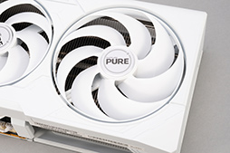 画像ギャラリー No.009のサムネイル画像 / RDNA 4世代の新GPU「Radeon RX 9070 XT」&「Radeon RX 9070」レビュー。RX 7900 XTを上回ってRTX 5070とも戦える