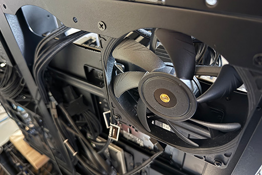 画像ギャラリー No.018のサムネイル画像 / Sapphireのグラフィックスカード「NITRO＋ RX 9070 XT」を購入して，散財の神Lisa Suと「12V-2×6」地獄の入口で握手した