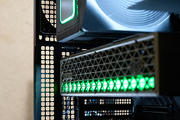 画像ギャラリー No.031のサムネイル画像 / Sapphireのグラフィックスカード「NITRO＋ RX 9070 XT」を購入して，散財の神Lisa Suと「12V-2×6」地獄の入口で握手した
