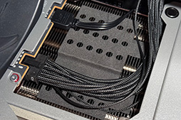 画像ギャラリー No.039のサムネイル画像 / Sapphireのグラフィックスカード「NITRO＋ RX 9070 XT」を購入して，散財の神Lisa Suと「12V-2×6」地獄の入口で握手した