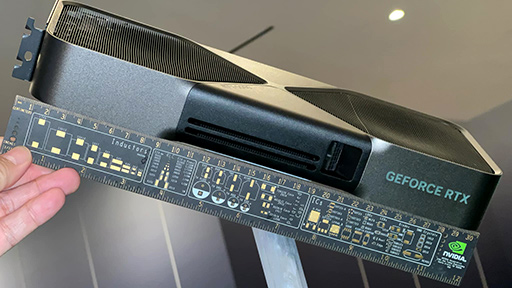 画像ギャラリー No.006のサムネイル画像 / 「GeForce RTX 5090」のダイサイズは約768平方mm? 搭載カードが多数披露されたNVIDIAブースをチェック