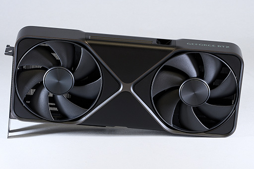 画像ギャラリー No.002のサムネイル画像 / 写真で見る「GeForce RTX 5090 Founders Edition」。斬新な冷却構造の採用で2スロットの厚みを実現した新世代GeForce