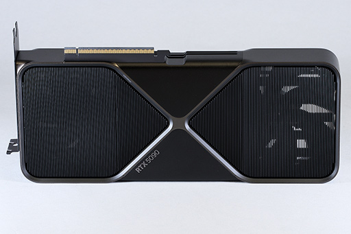 画像ギャラリー No.008のサムネイル画像 / 写真で見る「GeForce RTX 5090 Founders Edition」。斬新な冷却構造の採用で2スロットの厚みを実現した新世代GeForce