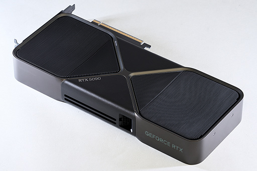 画像ギャラリー No.009のサムネイル画像 / 写真で見る「GeForce RTX 5090 Founders Edition」。斬新な冷却構造の採用で2スロットの厚みを実現した新世代GeForce