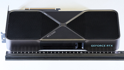画像ギャラリー No.010のサムネイル画像 / 写真で見る「GeForce RTX 5090 Founders Edition」。斬新な冷却構造の採用で2スロットの厚みを実現した新世代GeForce