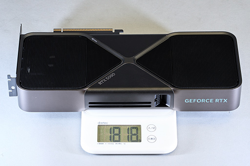 画像ギャラリー No.011のサムネイル画像 / 写真で見る「GeForce RTX 5090 Founders Edition」。斬新な冷却構造の採用で2スロットの厚みを実現した新世代GeForce