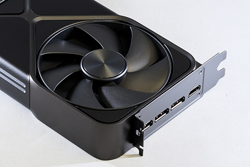 画像ギャラリー No.013のサムネイル画像 / 写真で見る「GeForce RTX 5090 Founders Edition」。斬新な冷却構造の採用で2スロットの厚みを実現した新世代GeForce