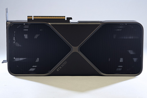 画像ギャラリー No.014のサムネイル画像 / 写真で見る「GeForce RTX 5090 Founders Edition」。斬新な冷却構造の採用で2スロットの厚みを実現した新世代GeForce