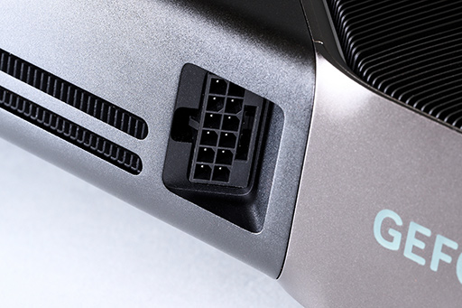 画像ギャラリー No.018のサムネイル画像 / 写真で見る「GeForce RTX 5090 Founders Edition」。斬新な冷却構造の採用で2スロットの厚みを実現した新世代GeForce