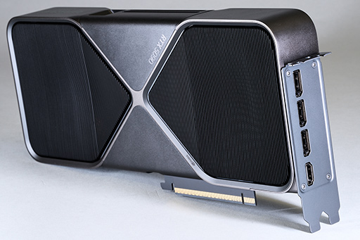 画像ギャラリー No.021のサムネイル画像 / 写真で見る「GeForce RTX 5090 Founders Edition」。斬新な冷却構造の採用で2スロットの厚みを実現した新世代GeForce