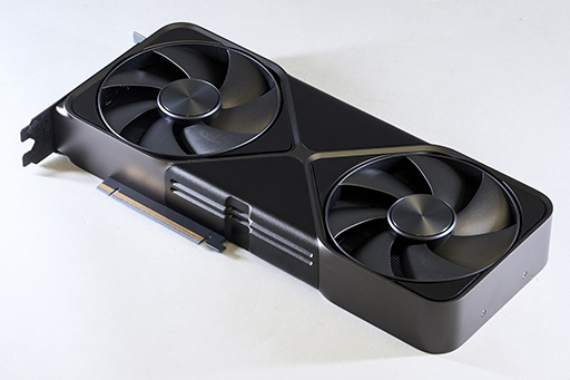 画像ギャラリー No.002のサムネイル画像 / GeForce RTX 50シリーズの最上位GPU「GeForce RTX 5090」レビュー。ゲーム性能は文句なしに高いが消費電力も非常に高い
